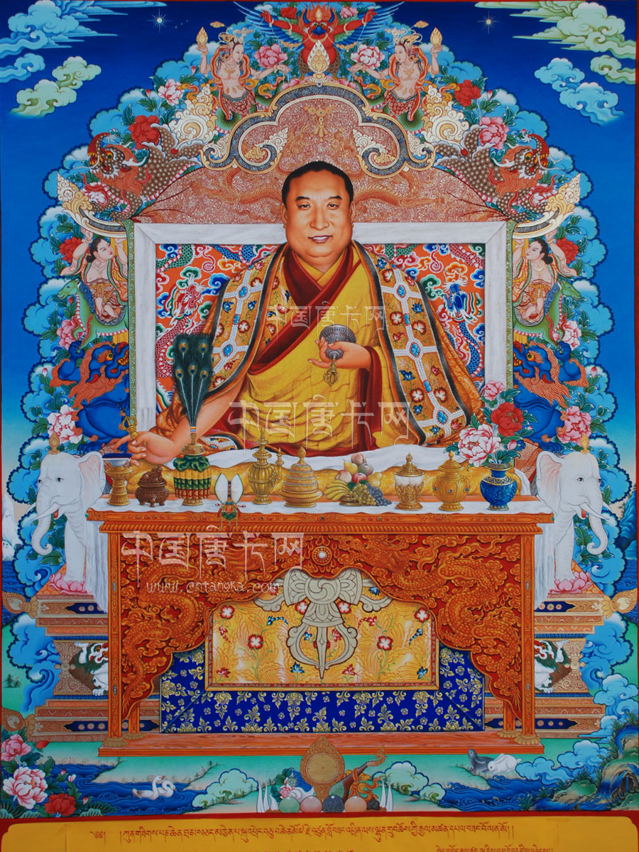 本站手绘精品唐卡班禅大师画像,画面细腻真实,人物栩栩如生。绘画风格层次分明,在线条的精细度以及人物形象的神似上以达到了较高的境界。 班禅额尔德尼 是1713年康熙皇帝给藏传佛教格鲁派(黄教)领袖班禅的正式封号,简称班禅(喇嘛),不能独称“额尔德尼”。在藏传佛教格鲁派中,本来地位仅次于达赖喇嘛,但自康熙朝以后地位同等。班禅是梵文“班智达”(意为博学)和藏文“禅波”(意为大)的简称。班禅是“月巴墨佛”即阿弥陀佛的
